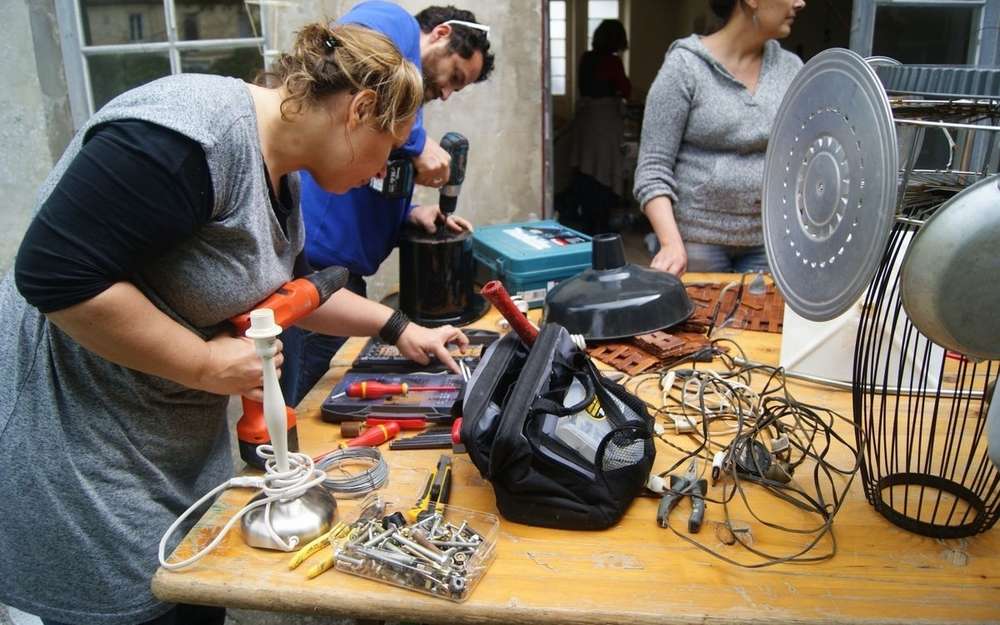 Atelier pratique avec Rosa Upcycling, avec des machines dans le but de upcycler les objets et réduire les déchets.